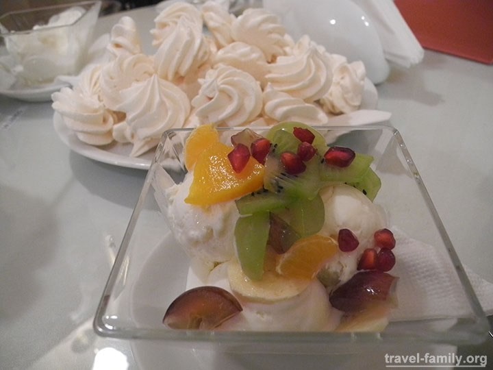 Мой заказик: наслаждаюсь мороженым с фруктами в "Цукерне" Ивано-Франковска