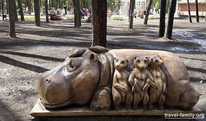 Деревянные скульптуры в парке "Покровский: июнь 2016