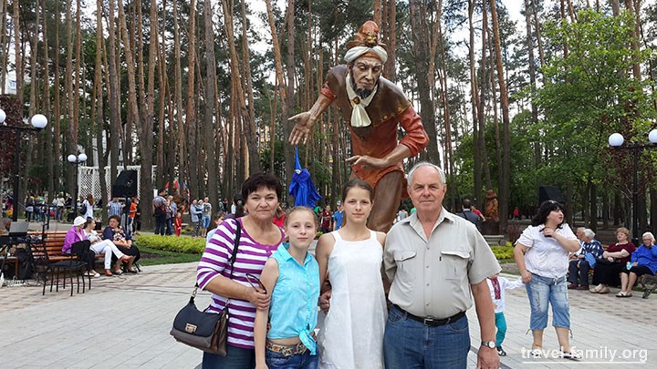 Дочурки с дедушкой и бабушкой в парке "Покровский