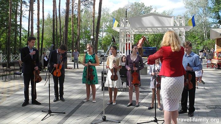 Открытие парка "Покровский" в Ирпене: ансамбль скрипачей готовятся к выступлению