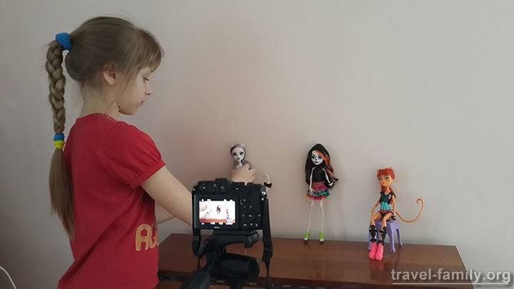 Дочурка Маринка работает над созданием эпизода для стоп-моушена