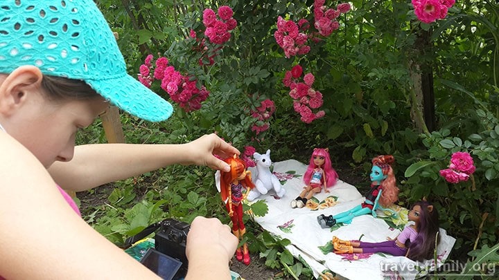 Дочурка Софийка работает над созданием эпизода для стоп-моушена