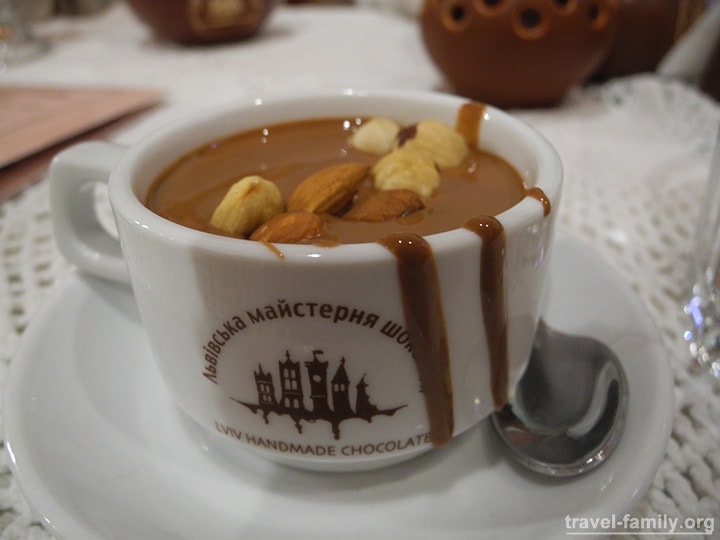 Топленый шоколад с орехами