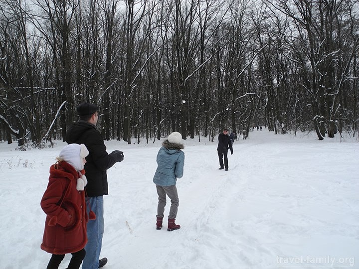Киев снег 2015: Играем в снежки всей семьей
