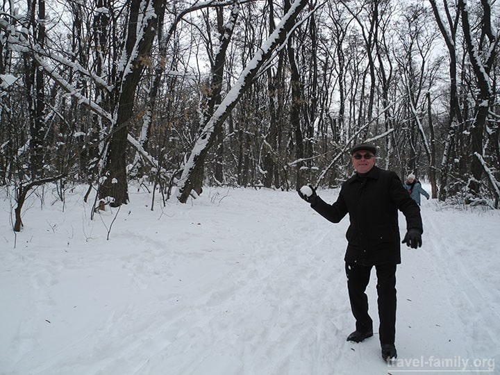 Киев снег 2015: Игре в снежки все возрасты покорны :)