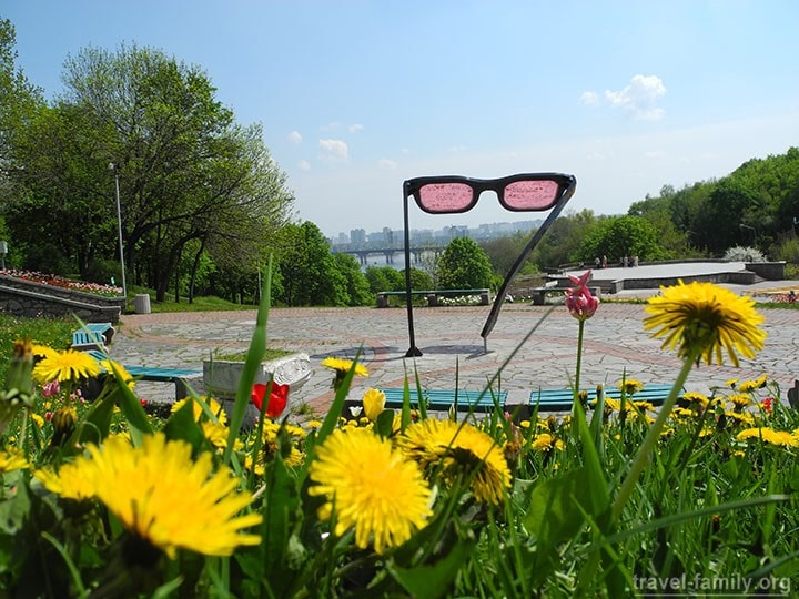 Интересные арт-объекты в Киеве "Мир сквозь розовые очки" на Певчем поле