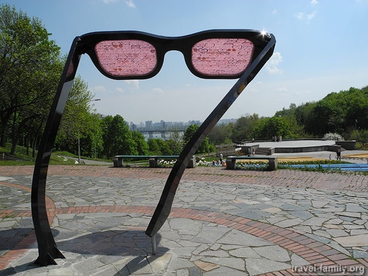 Что посмотреть в Киеве: розовые очки на Певческом поле