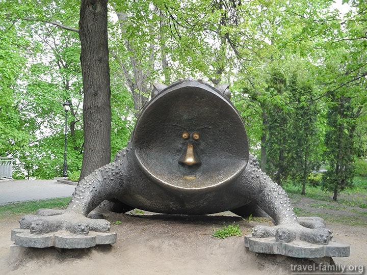 Скульптура жабы возле музея "Воды" в Киеве