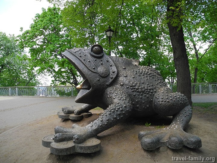 Памятник жабе возле музея "Воды в Киеве"