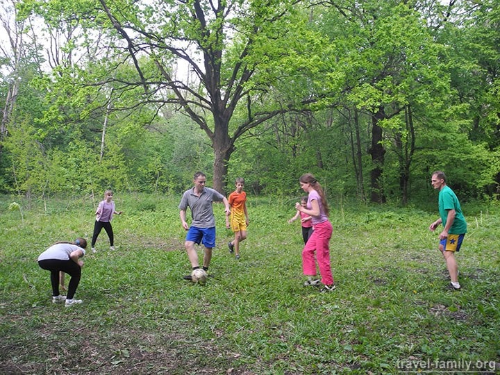 Играем в футбол в лесу