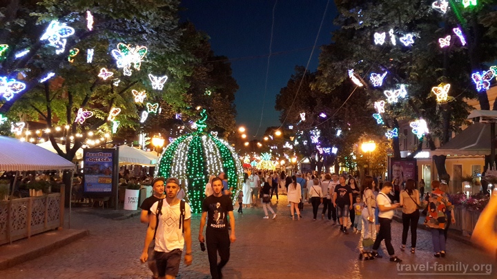 На Дерибасовской в Одессе: вечерняя прогулка