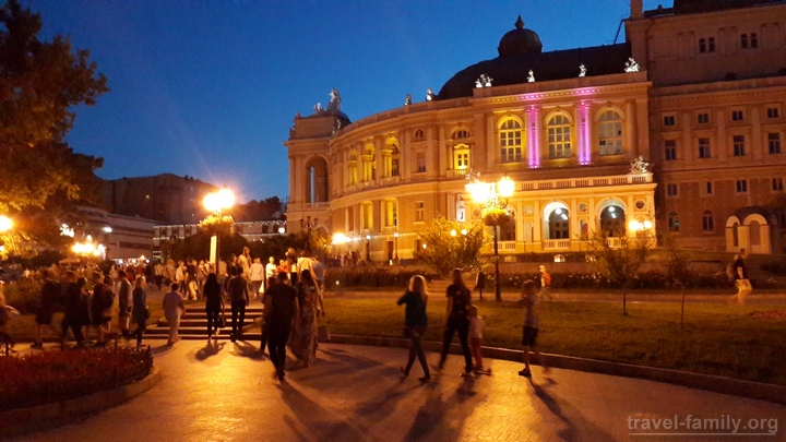 Прогулки Одессой: возле Оперного театра