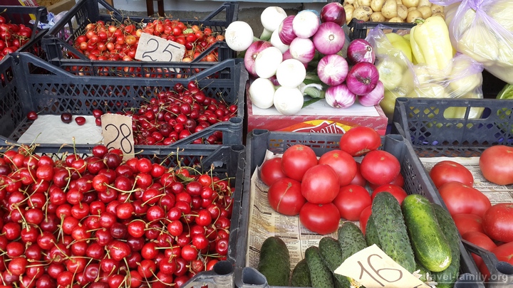 Цены на фрукты и овощи на Арабатской стрелке возле горячего источника