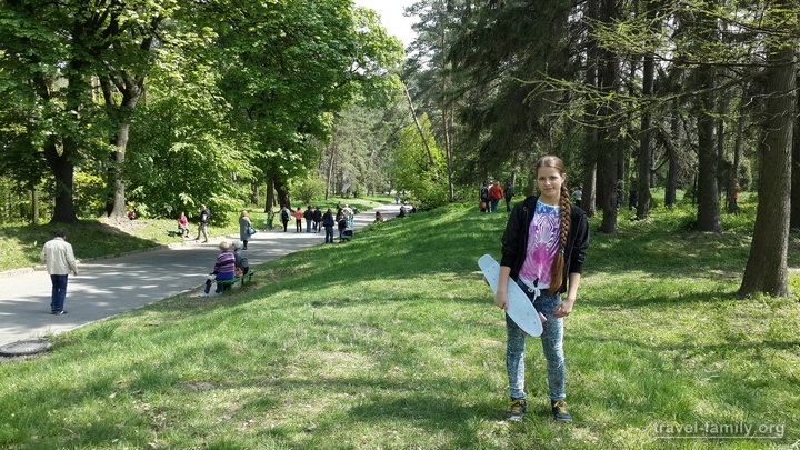 Прогулка в ботаническом саду Киева: можно кататься на пенни борде