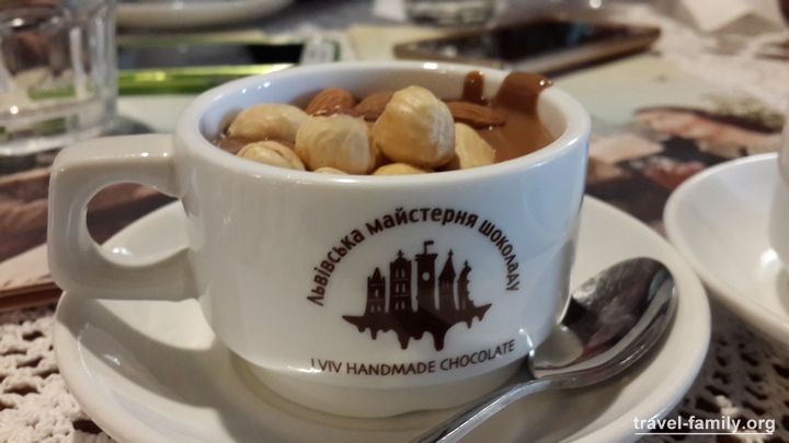 Вкусная достопримечательность Львова - топленный шоколад с орехами во "Львовской мастерской шоколада"