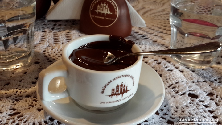 Вкусная достопримечательность Львова - черный шоколад с перцем