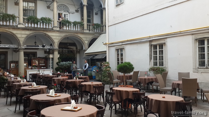 Итальянский дворик во Львове: кафе