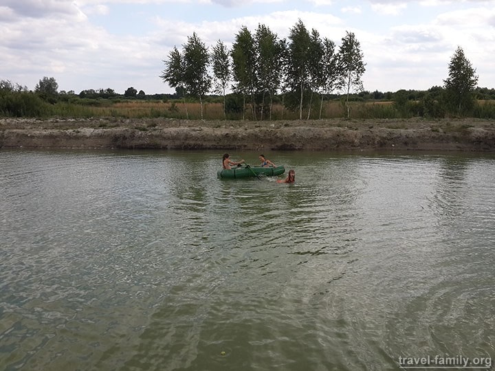 Отдых на Шацких озерах в Пулемец: Дети купаются и дурачатся на воде