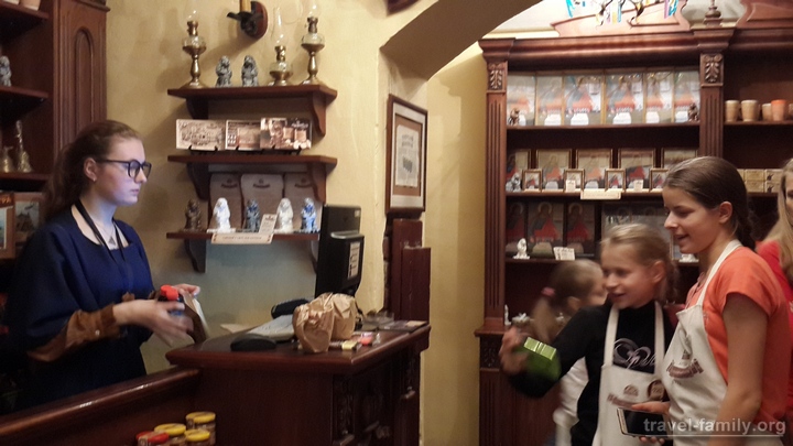 Что посетить с детьми во Львове: выбираем сувениры в "Таємній аптеці"