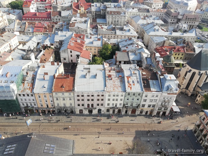 Вид на площадь и крыши с ратуши Львова: фото
