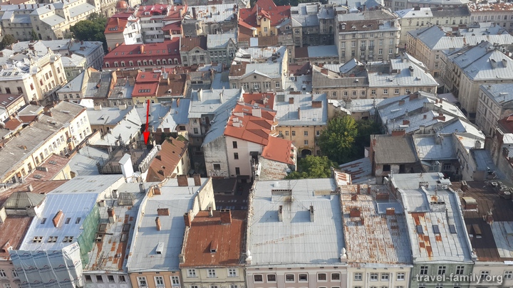Вид на "Криївку" со смотровой площадки ратуши во Львове