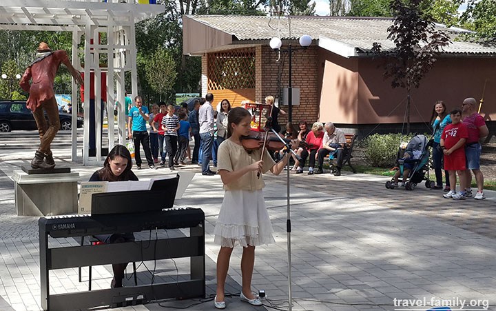 Открытие парка "Покровский": Софийка играет на скрипке