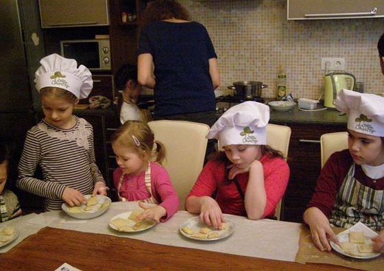 Дневной языковый лагерь в Киеве: дети готовят себе ланч