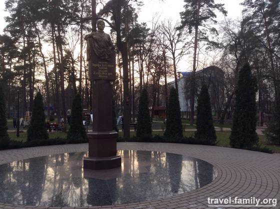Памятник Зарифе Алиевой в Ирпене