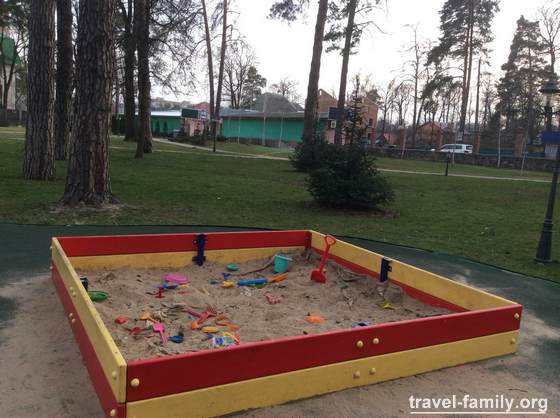 Где гулять с детьми в Ирпене: песочница в парке Алиевой