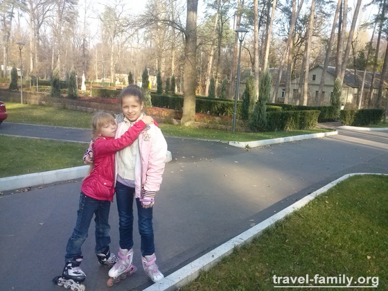 Дети в Бучанском городском парке катались на роликах