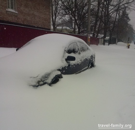 Снег запарковал машину