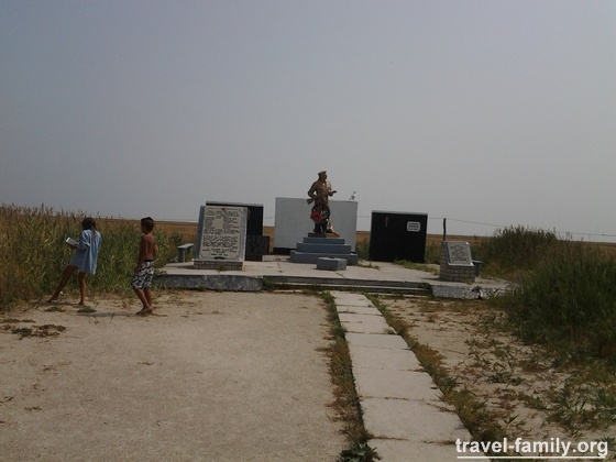 Памятник на острове Джарылгач