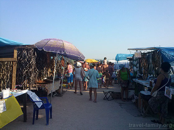 Рынок с продуктами на Арабатской стрелке возле горячего источника