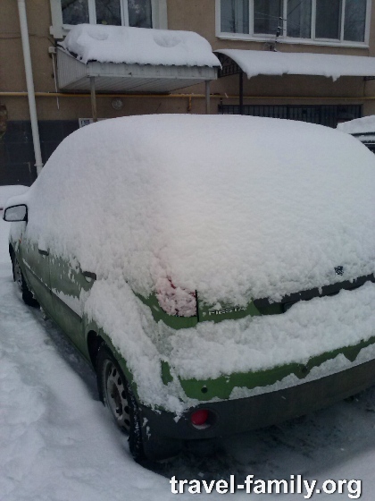 Наша машина под снегом пару дней назад