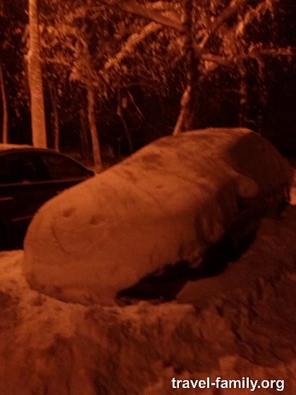 Увидели такую машину в снегу в Киеве