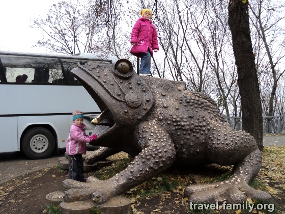 Памятник лягушке возле музея воды
