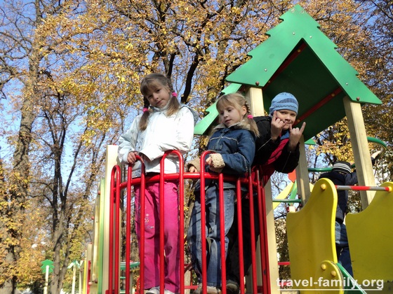 Парки Киева: на детской площадке в парке Шевченка