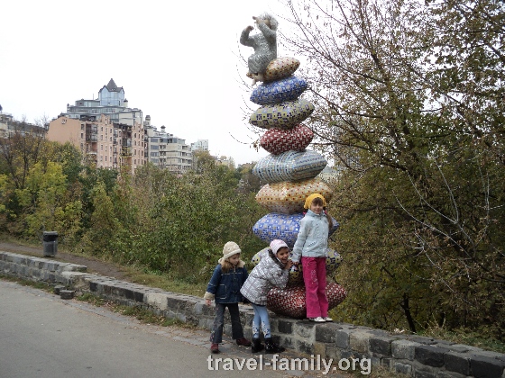 Подушки из мозаики в сквере Пейзажной аллеи в Киеве