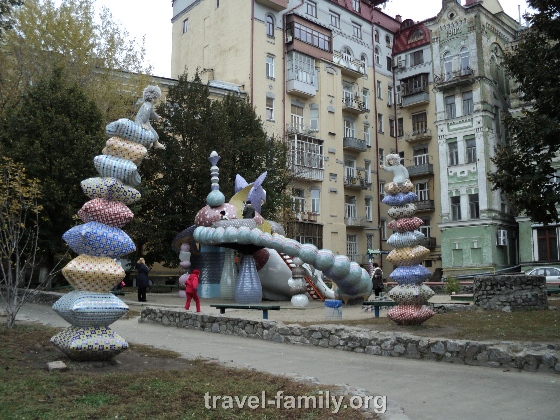 Детская площадка в сквере на Пейзажной аллее в Киеве