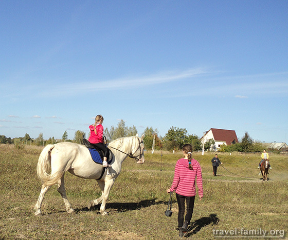 Дочурки овладевают мастерством управления лошадью и верховой езды