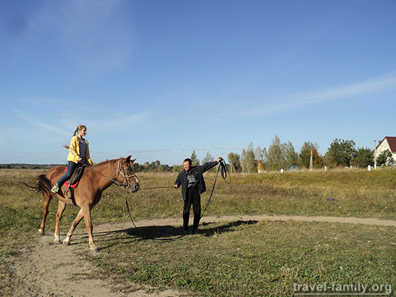 Уроки верховой езды по Житомиркой трассе в Приворотье: езда без стремян