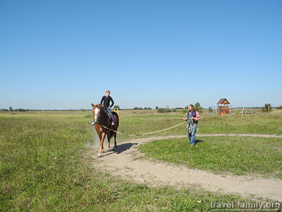 Где научить ребенка кататься на лошади под Киевом по Житомирской трассе Маринка тренируется с большим удовольствием