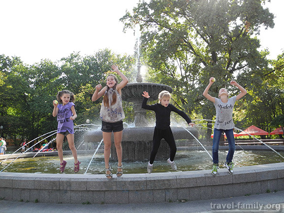 Отдых в парках Киева: дети прыгают