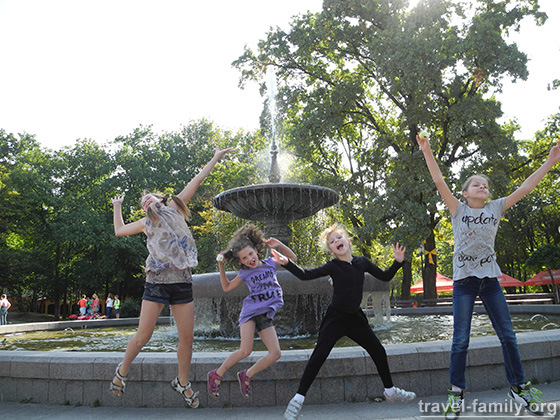 Отдых в Голосеевском парке Киева: дети прыгают для фото