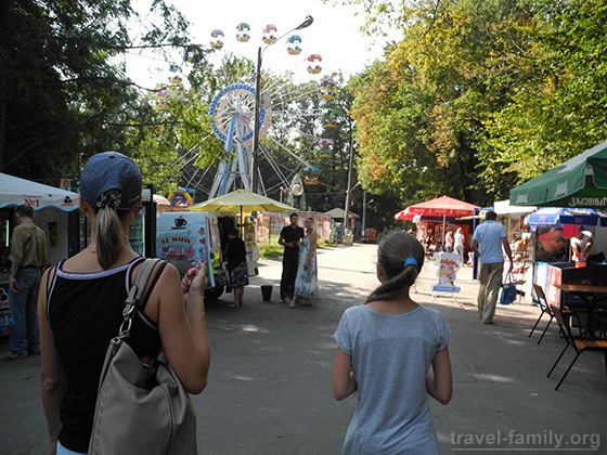 Идем гулять вглубь парка Рыльского в Киеве