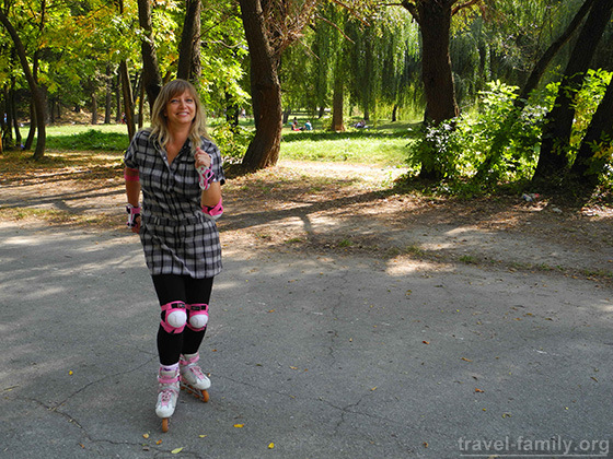 прогулка в Голосеевском парке:Я стала на ролики и научилась держать равновесие