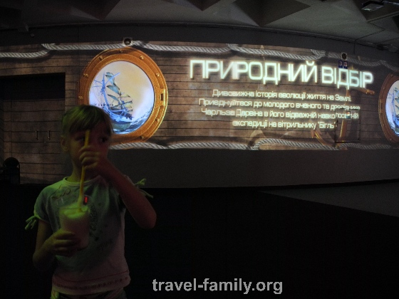 Куда пойти в Киеве: Маринка пьет кислородный коктейль в развлекательном центре "Атмасфра 360"