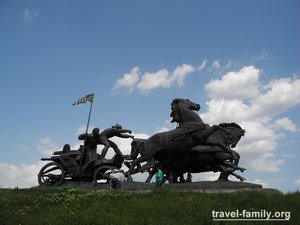 Достопримечательности Херсонской области: памятник "Легендарной тачанке"