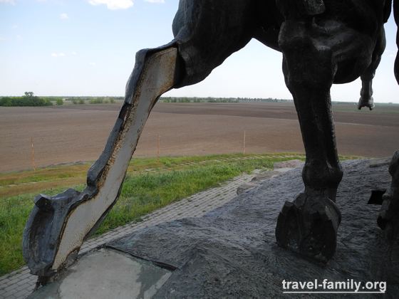 Отрезали ногу лошади в памятнике Легендарной тачанке