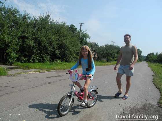 Маринка впервые поехала сама на велосипеде